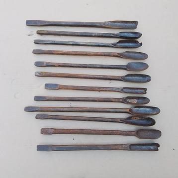 Gereedschap van een klompenmaker.  beschikbaar voor biedingen
