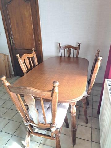 Tafel in hout uittrekbaar met 4 stoelen beschikbaar voor biedingen