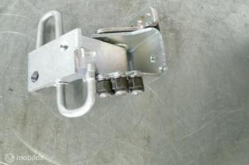 Deurscharnier rechtsvoor onder ​​4B0831412B​ VW/AUDI beschikbaar voor biedingen