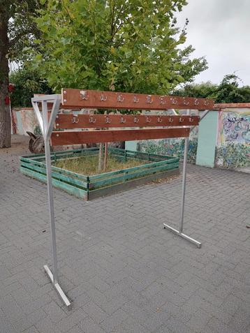 Vintage schoolkapstok met meerdere haken beschikbaar voor biedingen