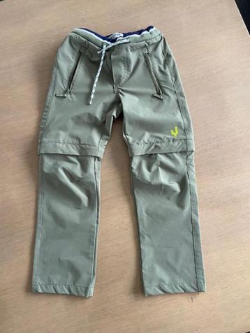   broek merk Ayacucho afritsbare kaki broek maat 116  disponible aux enchères