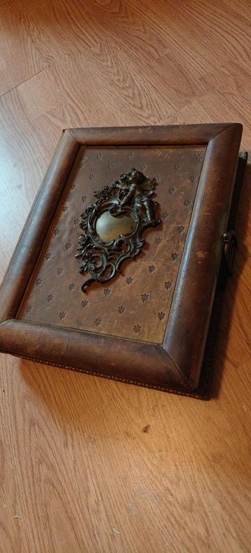 Antiek fotoboek beschikbaar voor biedingen