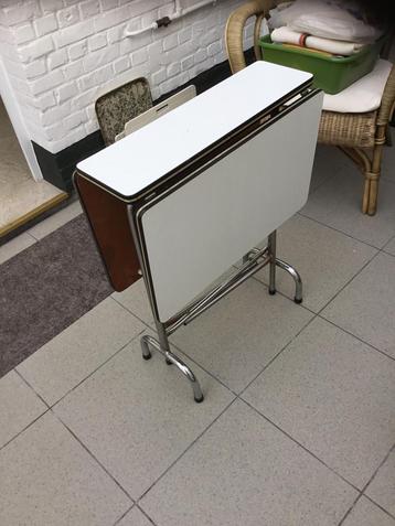 Handig opklapbaar bijzettafeltje beschikbaar voor biedingen