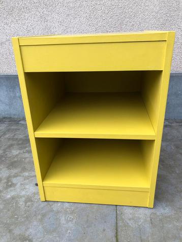 Houten nachtkastje okergeel Ikea beschikbaar voor biedingen