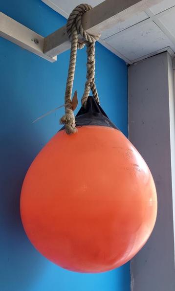 Bolfender oranje Polyform A-3 beschikbaar voor biedingen