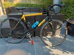 Btwin koersfiets heren + fietshelm, Fietsen en Brommers, Ophalen, Zo goed als nieuw