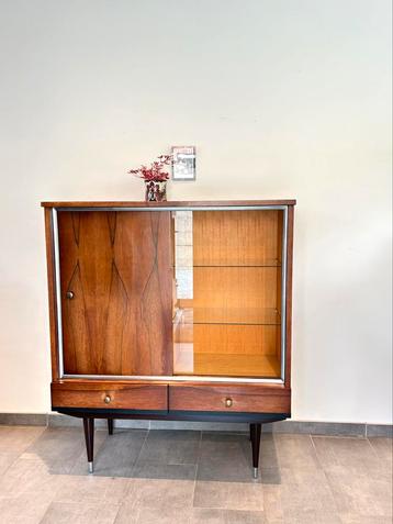 Vintage kast met vitrine deel beschikbaar voor biedingen