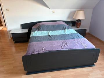 Bed met nachtkastjes & commode  beschikbaar voor biedingen