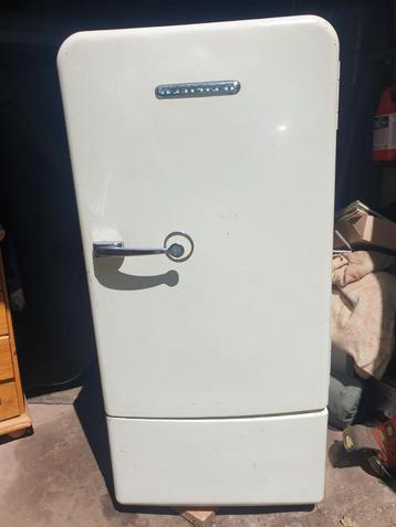 Vintage Philips koelkast beschikbaar voor biedingen