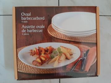Vier nieuwe ovale witte barbecueborden  beschikbaar voor biedingen