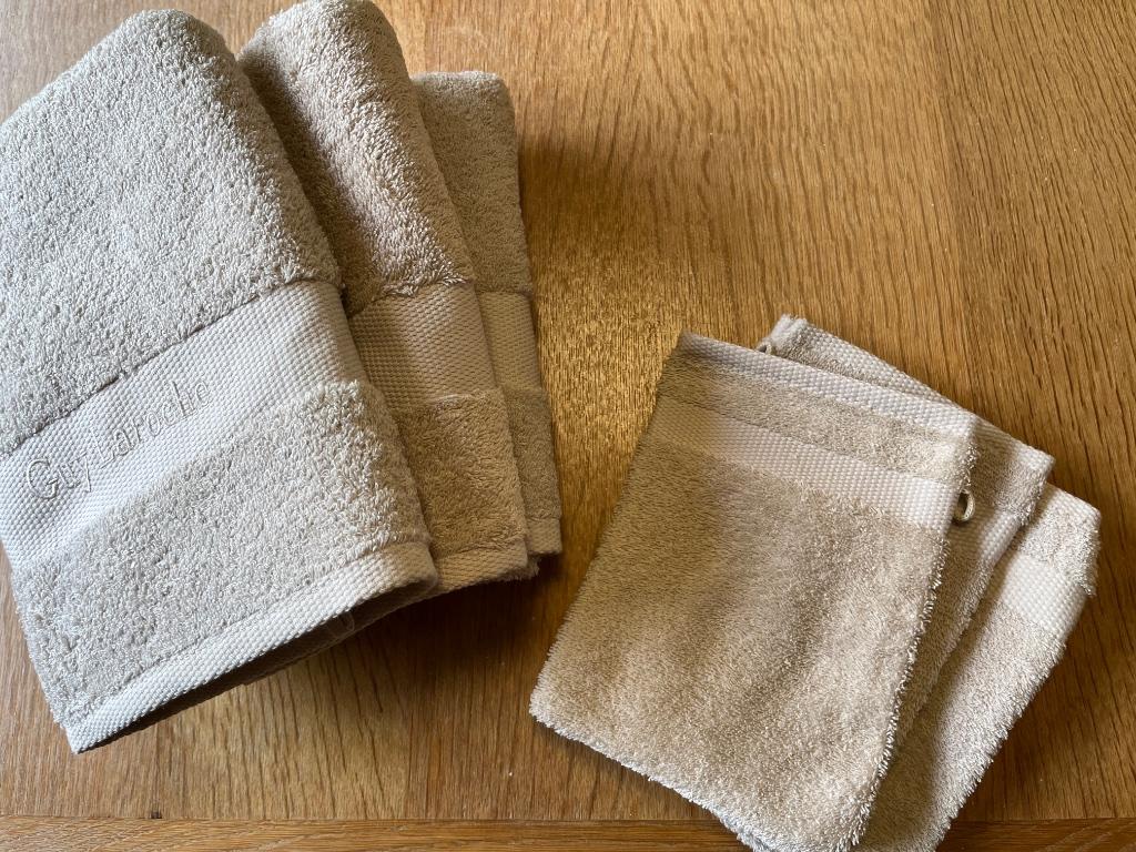 Handdoeken 2 verschillende sets, Ophalen of Verzenden, Beige