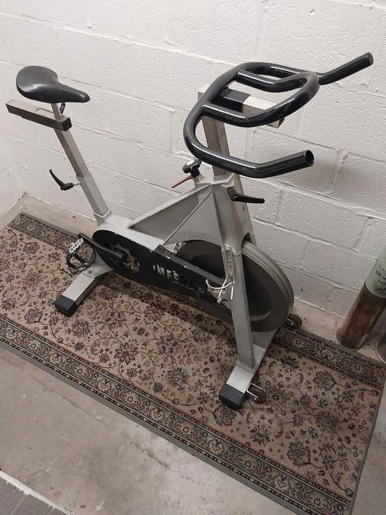 Spinningfiets, Sport en Fitness, Fitnessapparatuur, Gebruikt, Spinningfiets, Benen, Ophalen