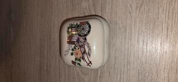 Gebarsten satsuma met antieke vergulding  beschikbaar voor biedingen