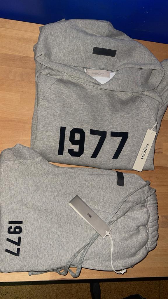 Survêtement New Grey Essentials 1977 Large neuf, Vêtements | Hommes, Packs de vêtements pour hommes, Neuf, Taille 52/54 (L), Enlèvement ou Envoi