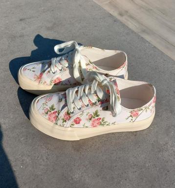 Sneakers blanches à fleurs rose (37/38) - Bodyflirt beschikbaar voor biedingen