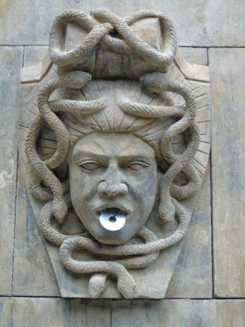 Medusa fontein met waterstraal, antieke blauwe steen beschikbaar voor biedingen