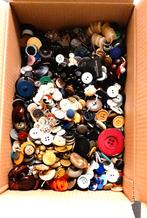 Te koop: Honderden verschillen knopen om te knutselen., Enlèvement ou Envoi, Utilisé, Bricolage
