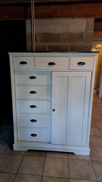 Beige kast met schuidfeur beschikbaar voor biedingen