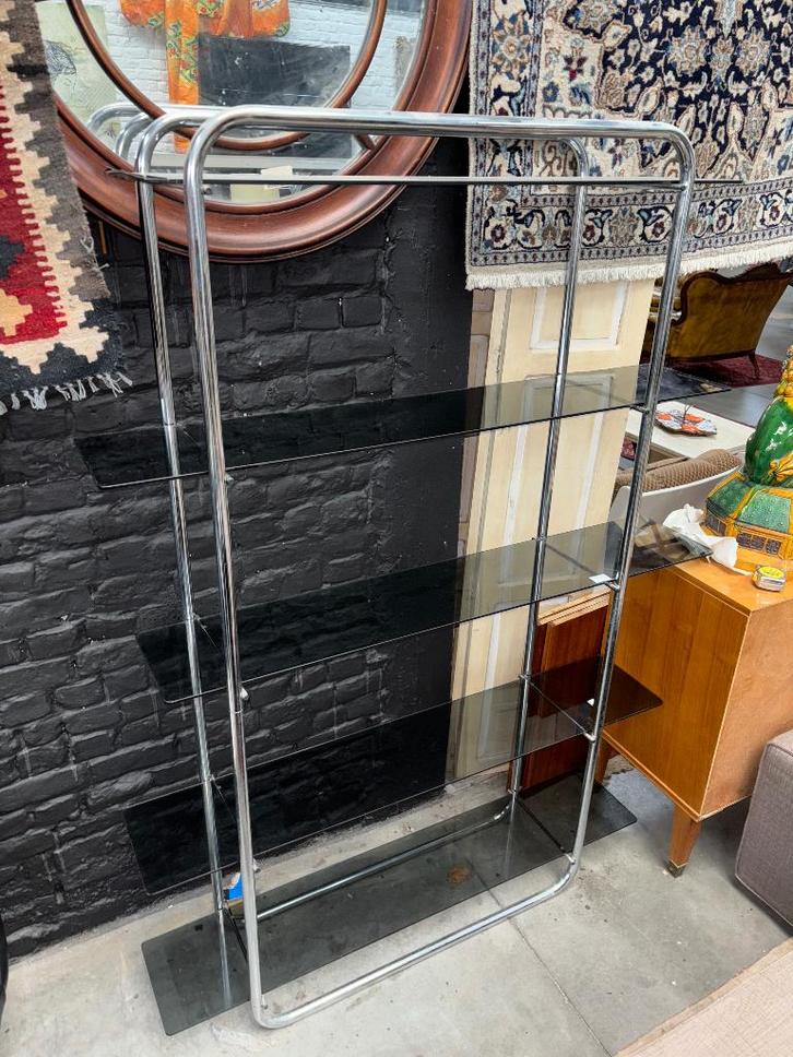 Étagère / bibliothèque vintage en chrome et verre fumé, Antiquités & Art, Antiquités | Meubles | Tables, Enlèvement ou Envoi