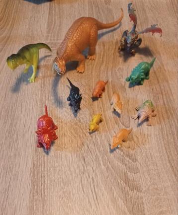 Set grote en kleine dinosauriërs  disponible aux enchères