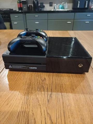 Xbox One 500GB + 2 Controllers beschikbaar voor biedingen