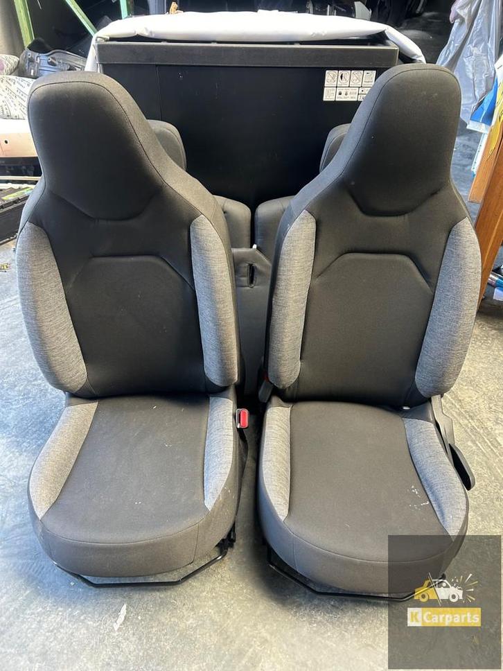 Toyota Aygo X stoelen set bekleding hoogte verstelbaar, Auto-onderdelen, Interieur en Bekleding, Toyota, Gebruikt