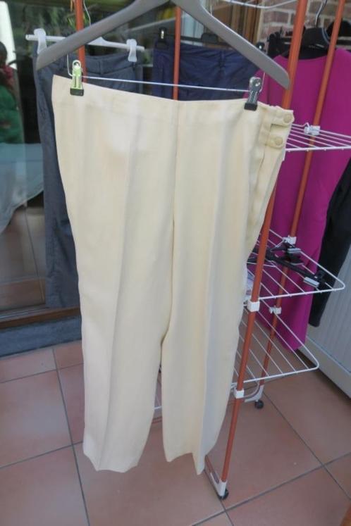 Broek + riem beige Armani Collezioni mt 42 (it46), Kleding | Dames, Broeken en Pantalons, Zo goed als nieuw, Maat 42/44 (L), Beige