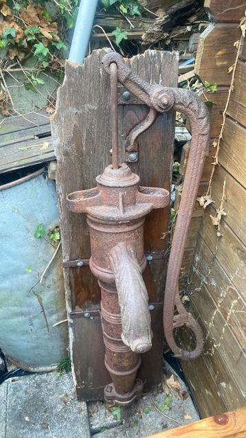 Antieke waterpomp ongeveer 1m20 beschikbaar voor biedingen