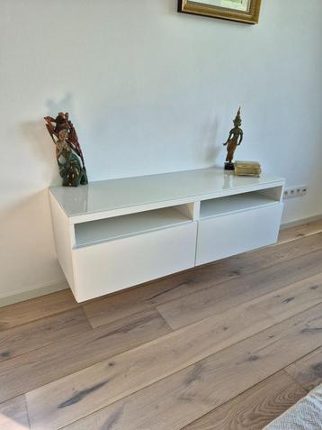 TV meubel IKEA zo goed als nieuw: 120 cm breed beschikbaar voor biedingen
