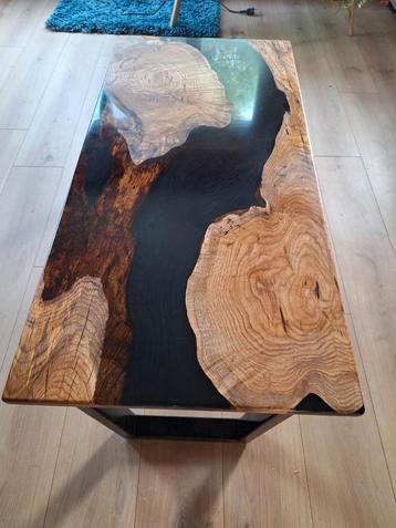 Eik en epoxy salontafel