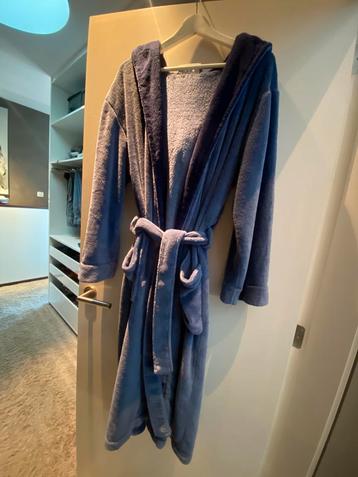 2-kleurige fleece badjas met kap op kuitlengte maat S beschikbaar voor biedingen