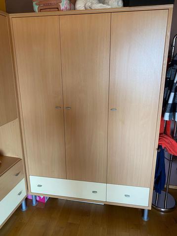 Set van 3 kasten kinderkamer en bureau beschikbaar voor biedingen