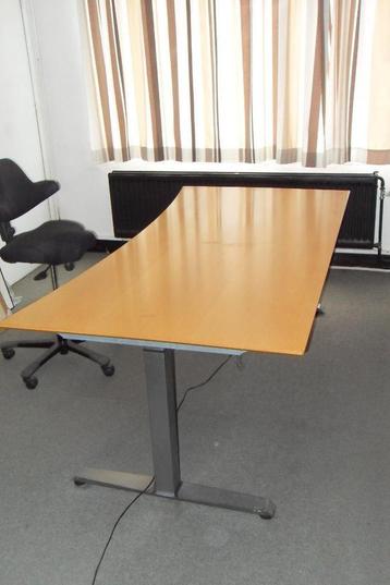 BUREAU réglable 200 x 100 avec courbe ergonomique OMANN  beschikbaar voor biedingen