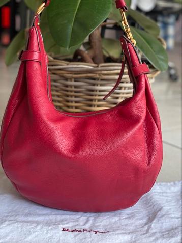 Sac Salvatore Ferragamo cuir rouge beschikbaar voor biedingen