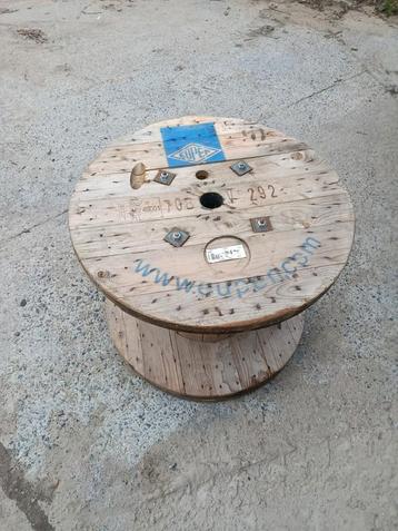 Houten bobbijn beschikbaar voor biedingen