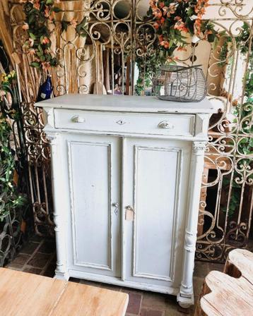 oude decoratieve kast meidenkast met pilaren beschikbaar voor biedingen