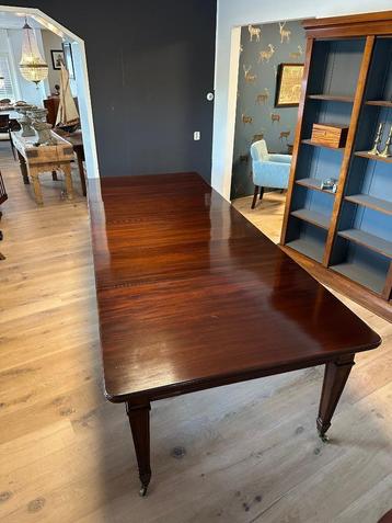 Grote antieke eetkamertafel beschikbaar voor biedingen