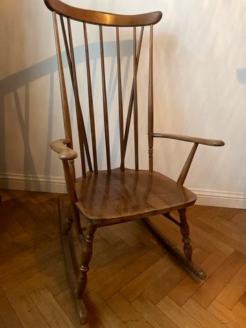 Houten schommelstoel beschikbaar voor biedingen