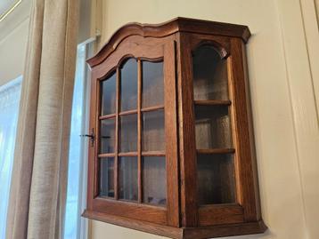 hangkastje met glas beschikbaar voor biedingen