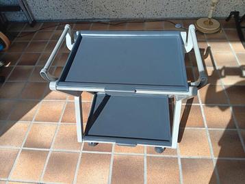 Table à dessert, pliable plastique, sur roulettes, beschikbaar voor biedingen