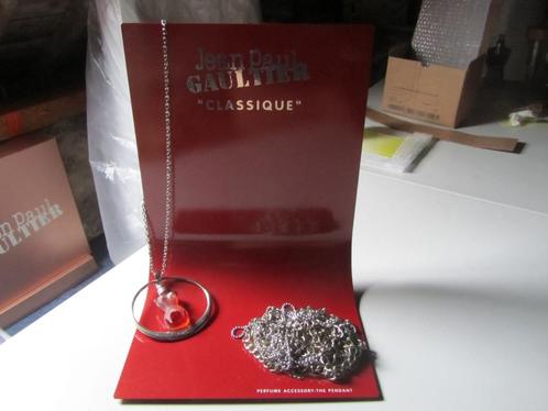 GAULTIER Jean-P Zeldzame metalen display HALSKETTING MINIATU, Handtassen en Accessoires, Uiterlijk | Parfum, Verzenden