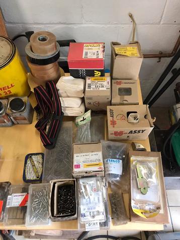 Matériel de bricolage avec outillages et fournitures, Utilisé, Matériel
