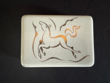 Boch Frères – Charles Catteau D2447 –Doos met paard uit 1938 beschikbaar voor biedingen
