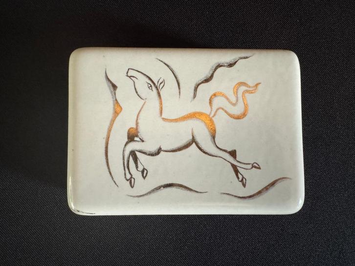 Boch Frères – Charles Catteau D2447 –Doos met paard uit 1938, Antiek en Kunst, Antiek | Keramiek en Aardewerk, Ophalen of Verzenden