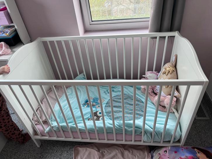 Wit ledikant in perfecte staat incl matras en toebehoren, Kinderen en Baby's, Babywiegjes en Ledikanten, Zo goed als nieuw, Ophalen