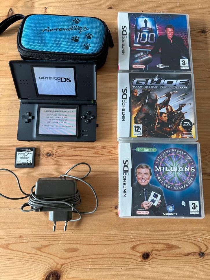 Nintendo DS + 4 games + oplader en hoesje, Games en Spelcomputers, Spelcomputers | Nintendo 2DS en 3DS, Zo goed als nieuw, Ophalen