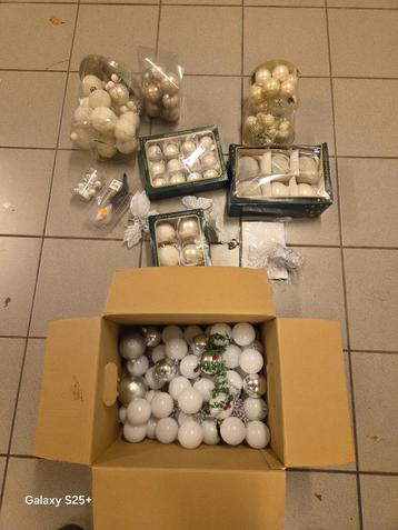 SET VAN MEER DAN 100 WITTE KERSTBALLEN EN ACCESSOIRES beschikbaar voor biedingen