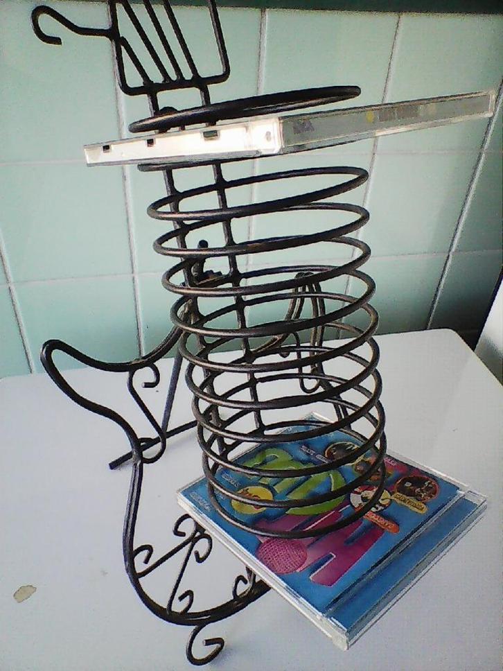 Metaal CD Rekje Gitaar Vorm AFHALING LEES BESCHRIJVING, Huis en Inrichting, Woonaccessoires | Cd- en Dvd-rekken, Gebruikt, Cd's