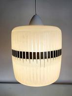 Vintage glazen hanglamp, wit met reliëfstructuur zwart decor, Antiek en Kunst, Curiosa en Brocante, Ophalen of Verzenden