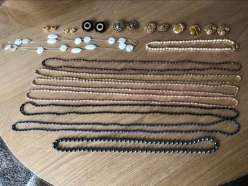 Halskettingen en oorclipsen beschikbaar voor biedingen